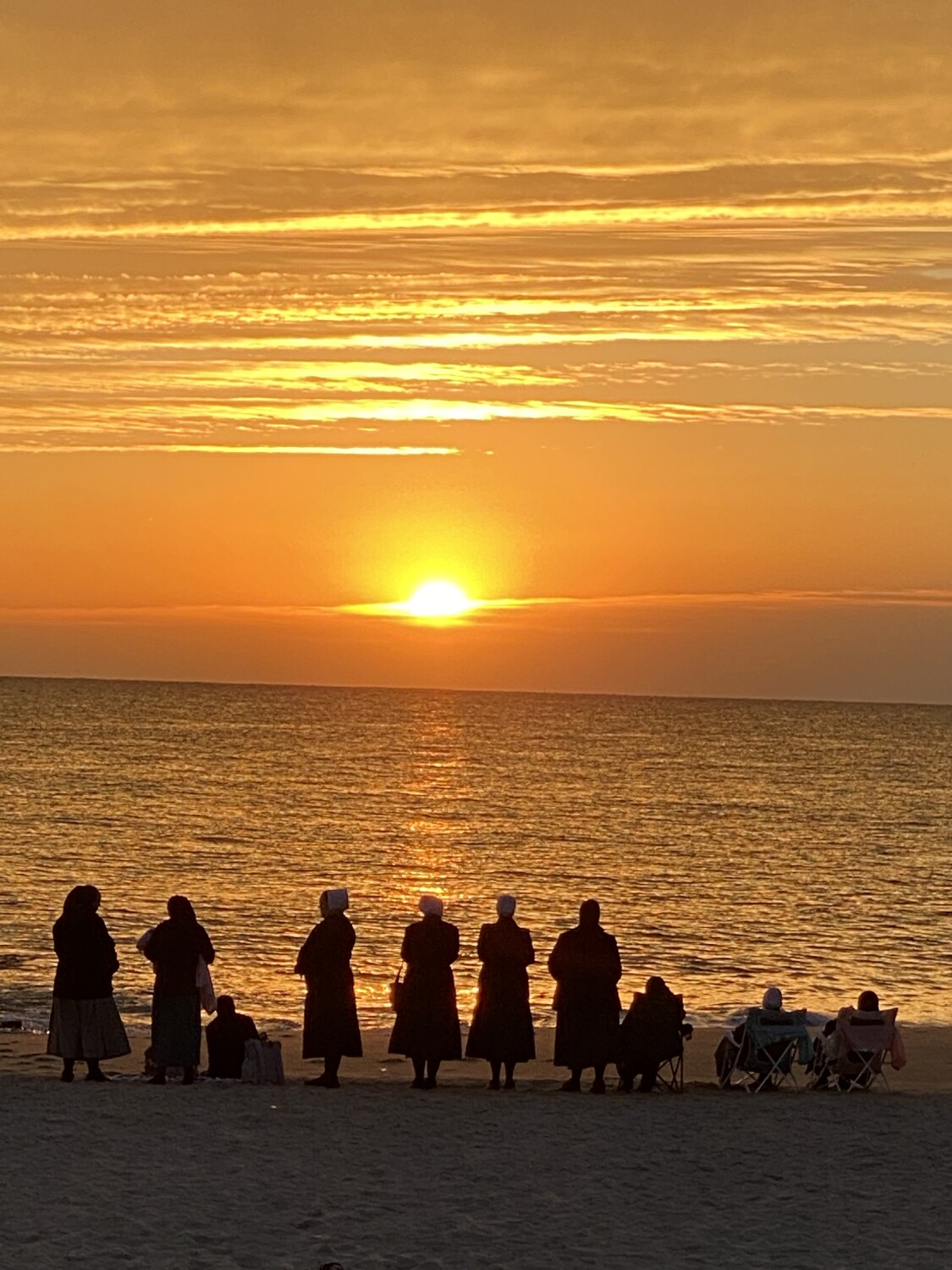 Amish women see the Ocean for their he First time