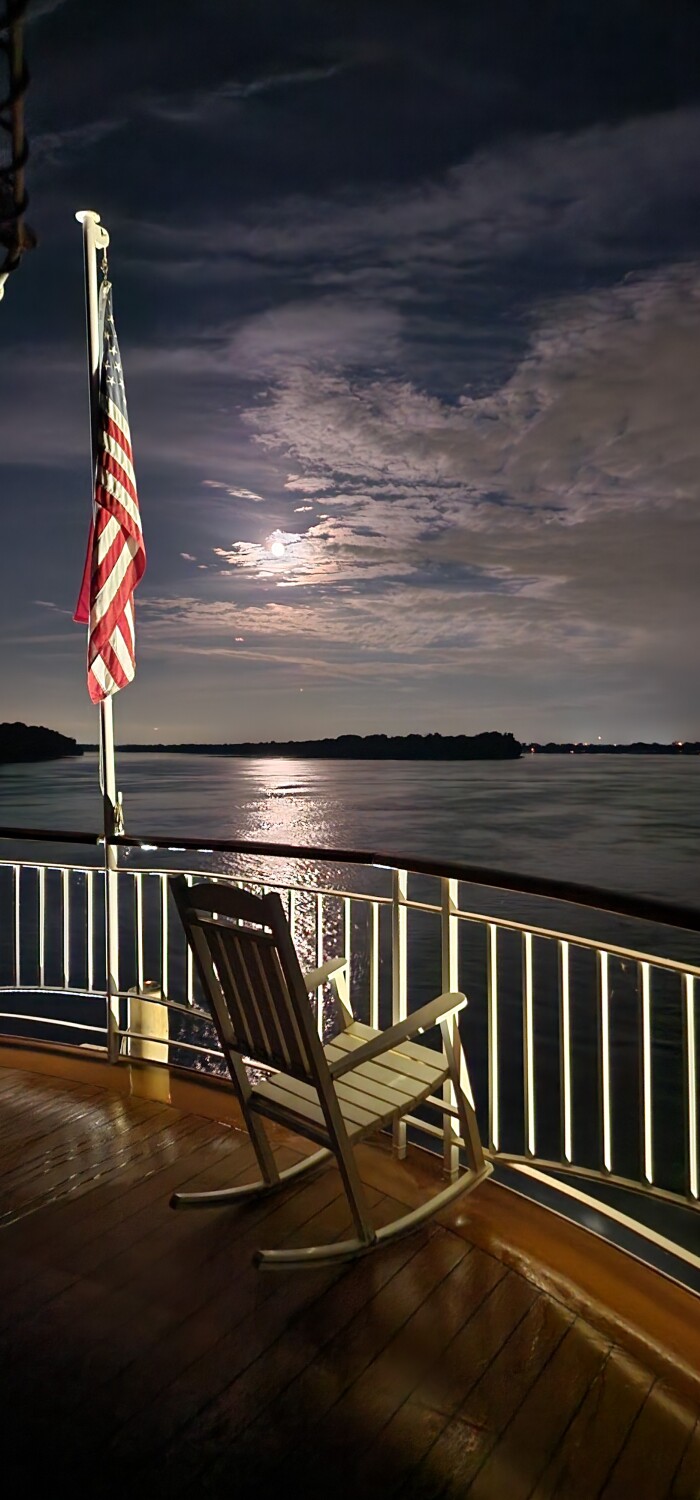 Full moon on the Mississippi