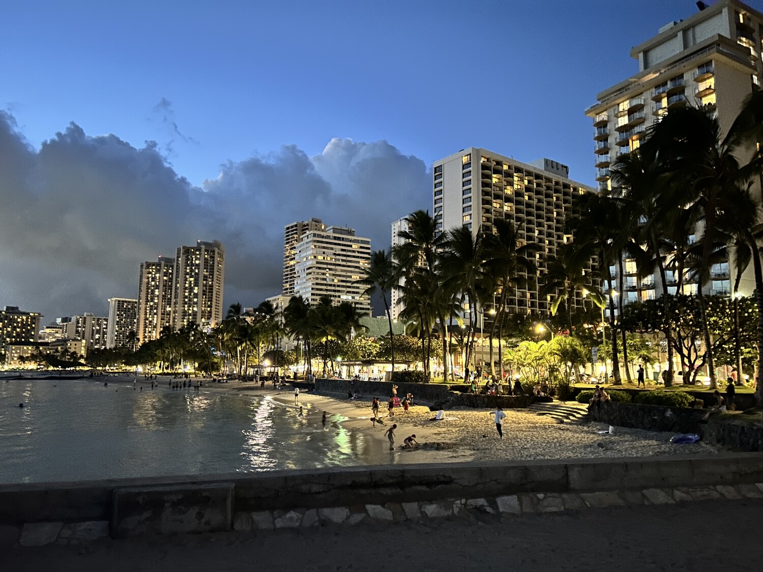 After sunset in WAIKIKI !!!