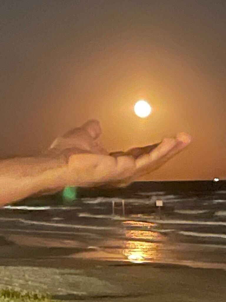 Sosteniendo la luna