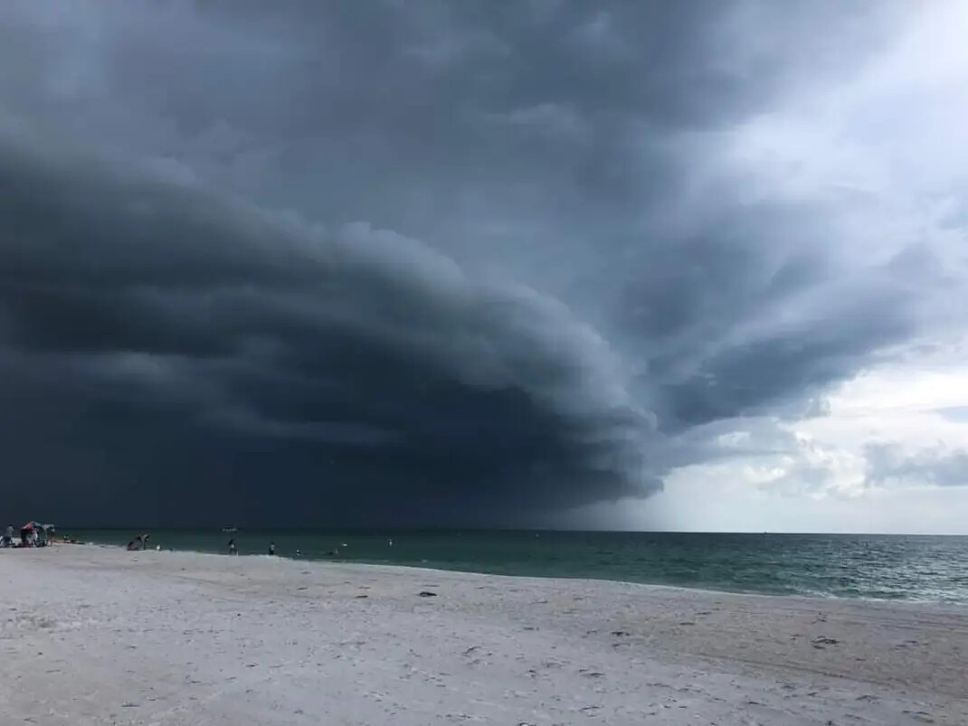 Cloud chasing the water